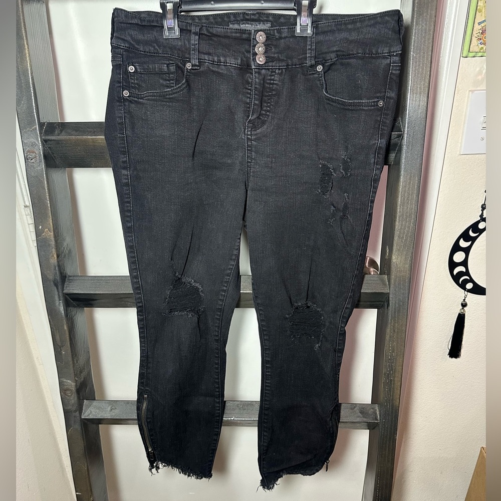 Torrid premium line stiletto jegging size 18R Black Distressed Women's Jeans